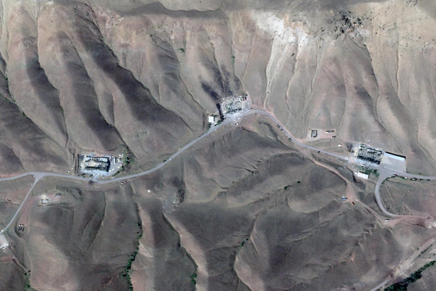 ภาพดาวเทียมเผยอิหร่านกำลังสร้างกำแพงคอนกรีตคุ้มกันฐานนิวเคลียร์หลังความตึงเครียดกับสหรัฐฯ รุนแรงขึ้น