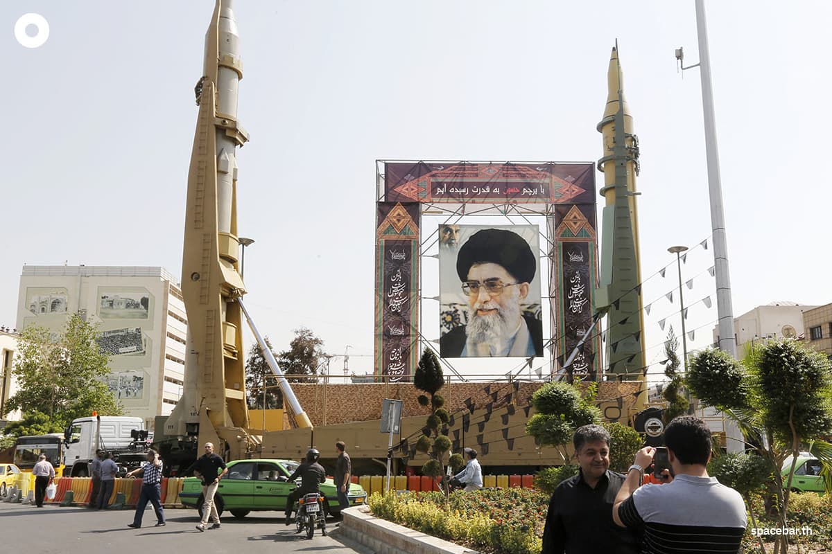 ขีปนาวุธ Sejjil (ซ้าย) และ Qadr-H จัดแสดงอยู่ข้างภาพเหมือนของ อยาตอลเลาะห์ อาลี คาเมเนอี ผู้นำสูงสุดของอิหร่าน เพื่อรำลึกถึงวันครบรอบสงครามอิหร่าน-อิรักในทศวรรษ 1980 เมื่อวันที่ 25 กันยายน 2017 ณ จัตุรัสบาฮาเรสถาน ในกรุงเตหะราน (Photo by ATTA KENARE / AFP)