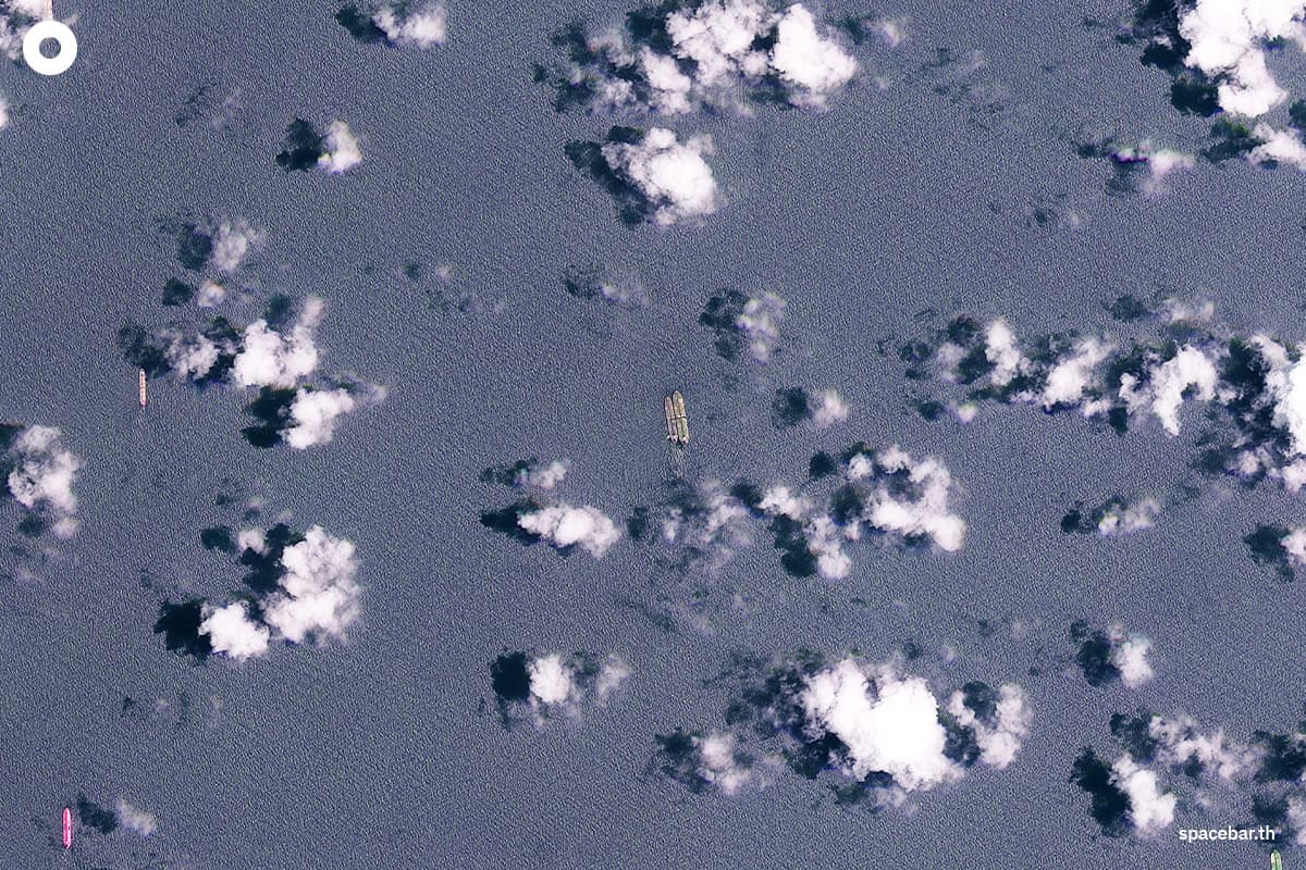 ภาพถ่ายดาวเทียมที่เผยแพร่โดย Planet Labs PBC แสดงให้เห็นเรือ 2 ลำกำลังขนถ่ายสินค้าในทะเล ห่างจากชายฝั่งตะวันออกเฉียงใต้ของคาบสมุทรมาเลย์ ใกล้กับสิงคโปร์ ประมาณ 70 กิโลเมตร เมื่อวันที่ 24 มีนาคม 2026 ลักษณะของเรือ (สี ขนาด และพิกัดทางภูมิศาสตร์) ตรงกับเรือบรรทุกน้ำมัน Silvia 1 ของอิหร่าน (ซ้าย) และเรือบรรทุกน้ำมัน Yug ของคอโมโรส (ขวา) ข้อมูลจากเครื่องติดตามที่วิเคราะห์โดย AFP ยืนยันว่าเรือทั้งสองลำอยู่ในบริเวณนั้นในวันนั้น Photo by HANDOUT / 2026 PLANET LABS PBC / AFP