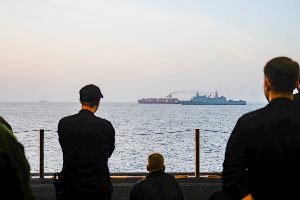 เมื่อวันที่ 20 เมษายน กองกำลังสหรัฐฯ ลาดตระเวนในทะเลอาหรับใกล้กับเรือ M/V Touska ซึ่งติดธงชาติอิหร่าน ขณะที่เจ้าหน้าที่กำลังตรวจค้นสินค้าในตู้คอนเทนเนอร์ของเรือลำดังกล่าว หลังจากที่นาวิกโยธินสหรัฐฯ ขึ้นไปยึดเรือเมื่อเรือพยายามฝ่าฝืนการปิดล้อมทางทะเลของสหรัฐฯ Photo by CENTCOM