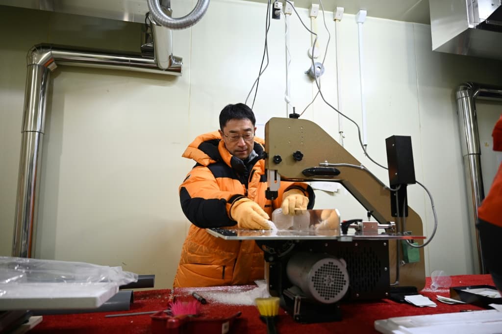 ศาสตราจารย์โยชิโนริ อิอิซึกะ เชื่อว่าข้อมูลในอดีตสามารถไขคำตอบได้ว่าจะเกิดอะไรขึ้นกับธารน้ำแข็งในอนาคต