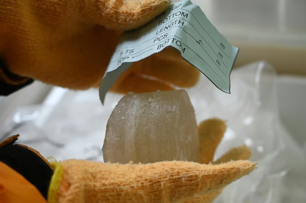 ตัวอย่างแท่งน้ำแข็งที่เก็บมาจากธารน้ำแข็งในเทือกเขาปามีร์ ประเทศทาจิกิสถาน ถูกนำมาจัดเก็บไว้ในห้องเก็บความเย็นอุณหภูมิ -50 องศาเซลเซียส