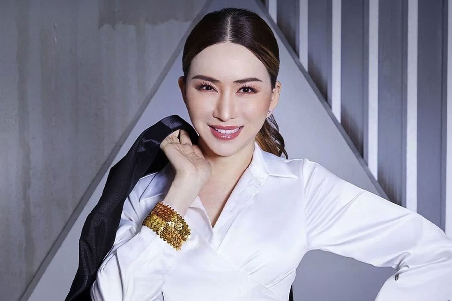 ก.ล.ต. สั่งห้าม “แอน จักรพงษ์” ออกนอกประเทศ พร้อมสั่งอายัดทรัพย์ 180 วัน คดีตกแต่งงบการเงิน JKN