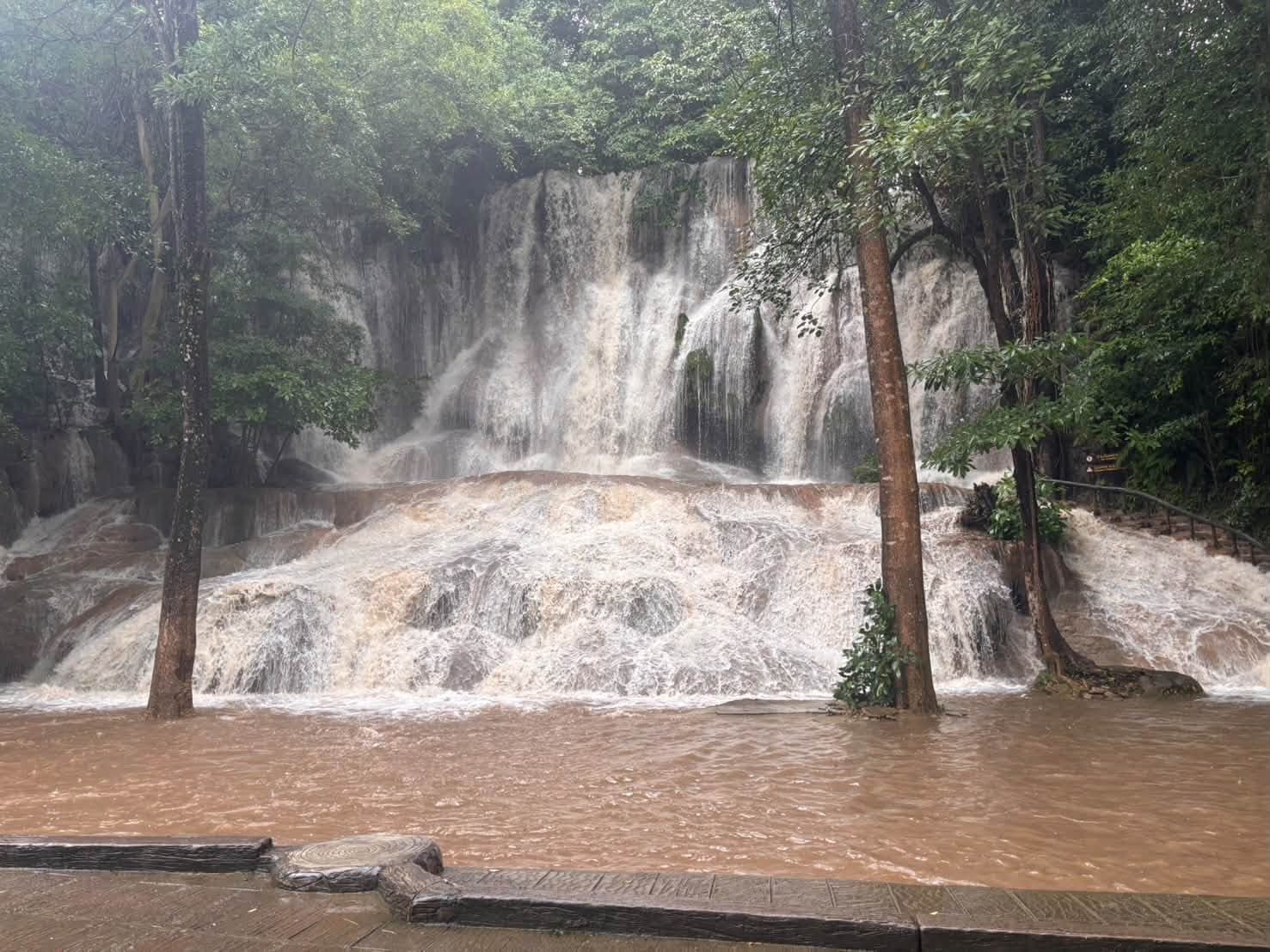 kanchanaburi-flood-lam-taphoen-dam-spillway-warning-28-sep-2026-5.jpg