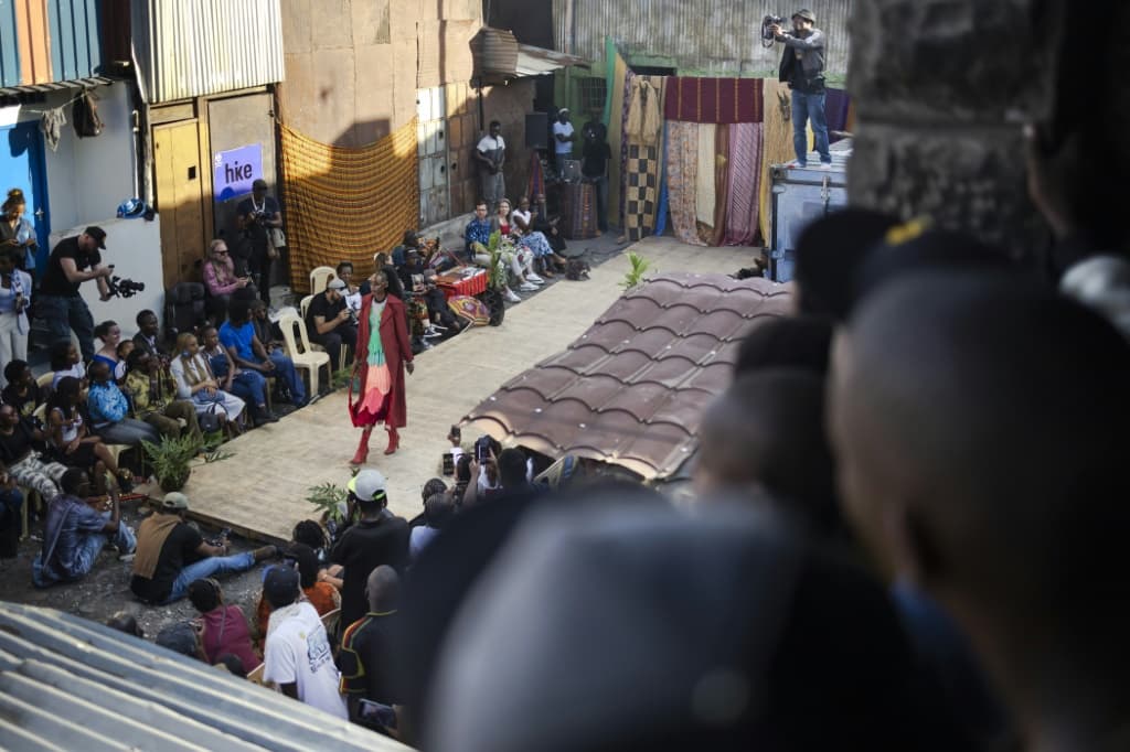 นางแบบโชว์ชุดที่ออกแบบโดยนักออกแบบแฟชั่นท้องถิ่นที่เชี่ยวชาญด้านการนำผ้าและเสื้อผ้าเก่าจากตลาดเสื้อผ้ามือสองกลับมาใช้ใหม่