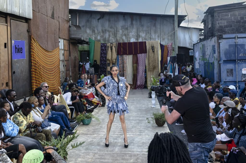 นางแบบโชว์ชุดที่ออกแบบโดยนักออกแบบแฟชั่นท้องถิ่นที่เชี่ยวชาญด้านการนำผ้าและเสื้อผ้าเก่าจากตลาดเสื้อผ้ามือสองกลับมาใช้ใหม่