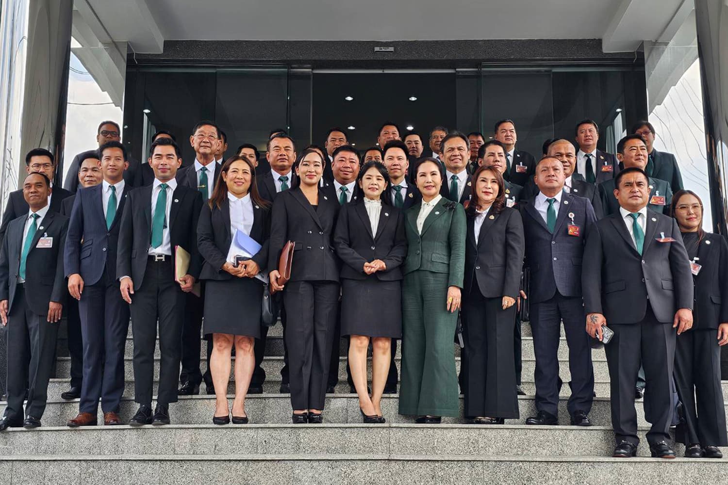 ‘กล้าธรรม’ ยกทัพรายงานตัว! ‘ธรรมนัส-นฤมล’ ล่วงหน้าไปรอรับที่สภาฯ