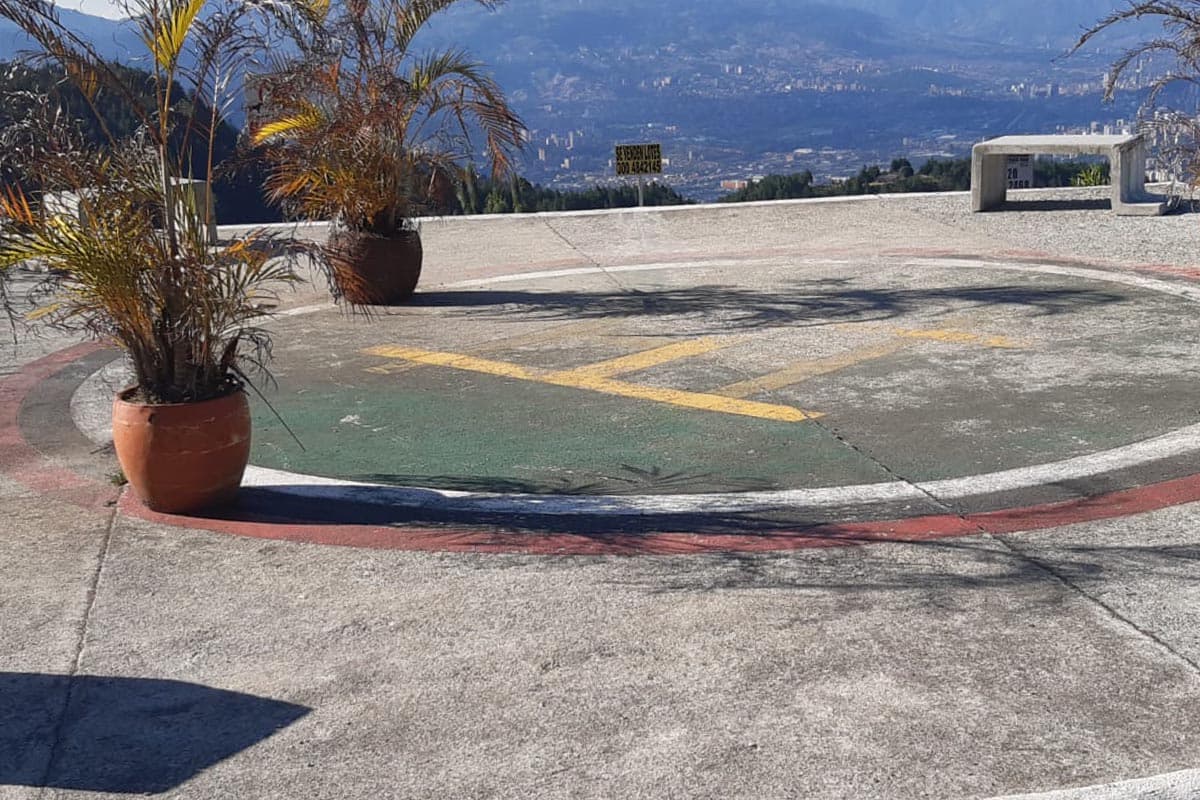 ลานจอดเฮลิคอปเตอร์ที่ La Catedral อดีตเรือนจำของ ปาโบล เอสโคบาร์ ที่มองเห็นเมืองเมเดยิน Photo by Wikipedia / Stefanomione