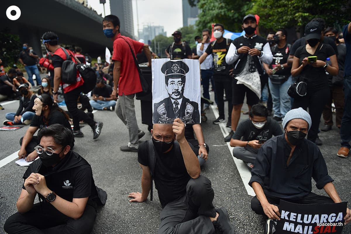 ชายคนหนึ่งถือรูปภาพของ อาซัม บากี ผู้บัญชาการสูงสุดของคณะกรรมการป้องกันและปราบปรามการทุจริตแห่งมาเลเซีย (MACC) ระหว่างการชุมนุมเรียกร้องให้จับกุม อาซัม บากี ในกรุงกัวลาลัมเปอร์ เมื่อวันที่ 22 มกราคม 2022 (Photo by Arif Kartono / AFP)