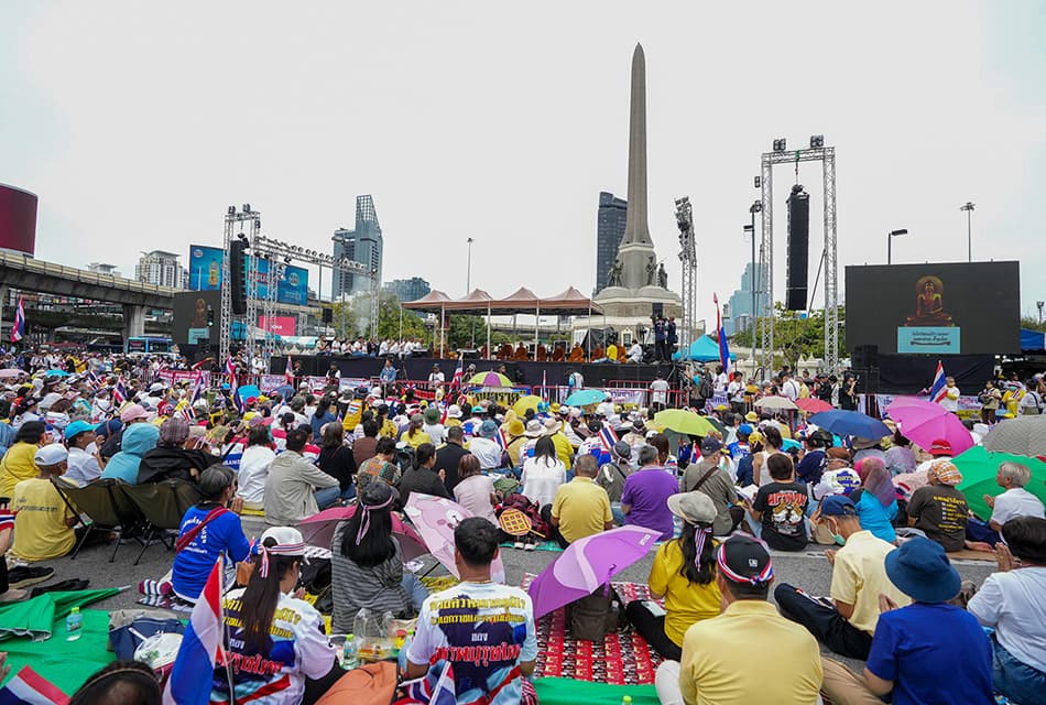 ‘ม็อบรวมพลังฯ’ ทำบุญแด่ ‘เหล่าวีรชน’ ณ อนุสาวรีย์ชัยฯ