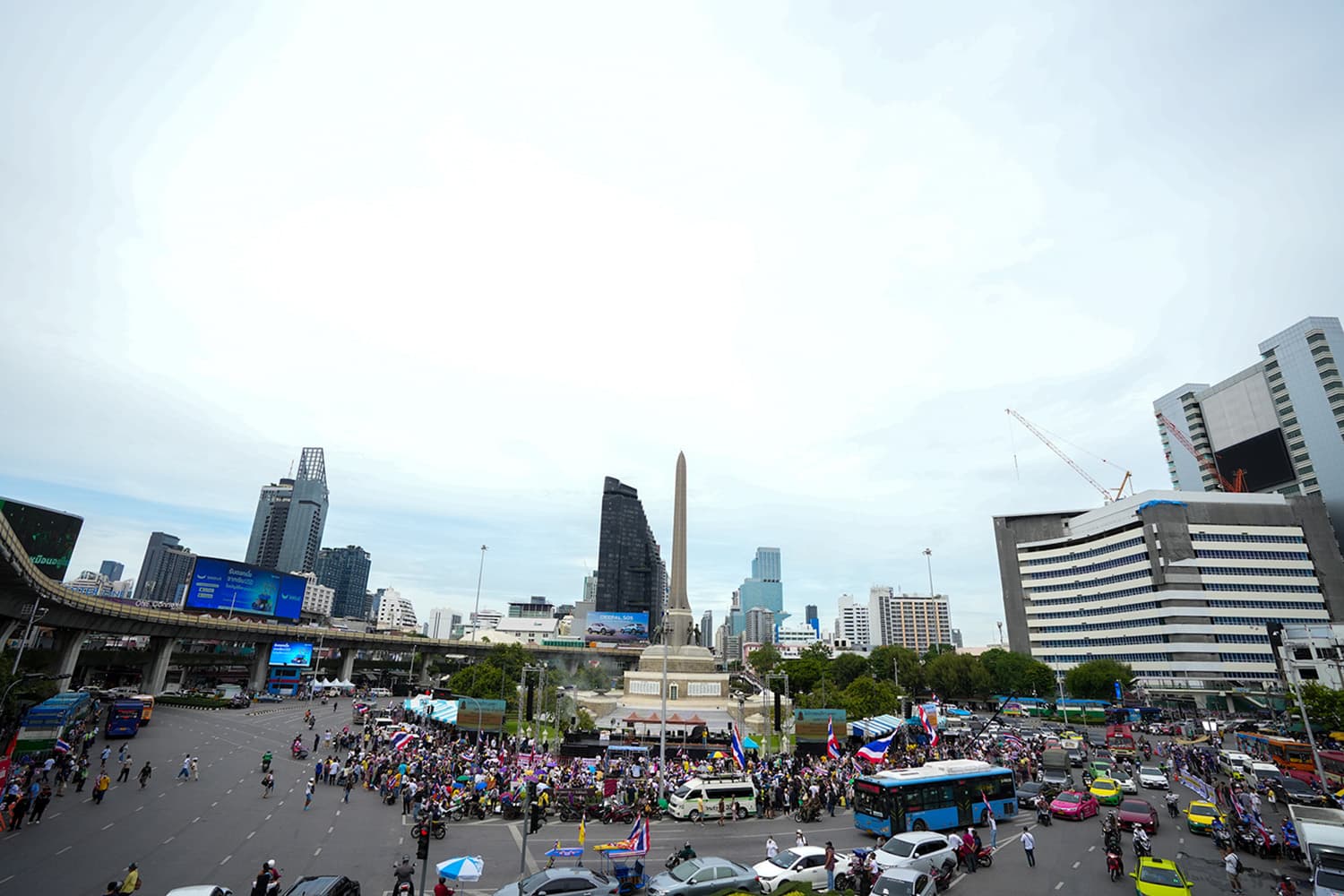 ‘ม็อบรวมพลัง’ เริ่มแล้ว! เข้าจับจองพื้นที่อนุสาวรีย์ชัยฯ
