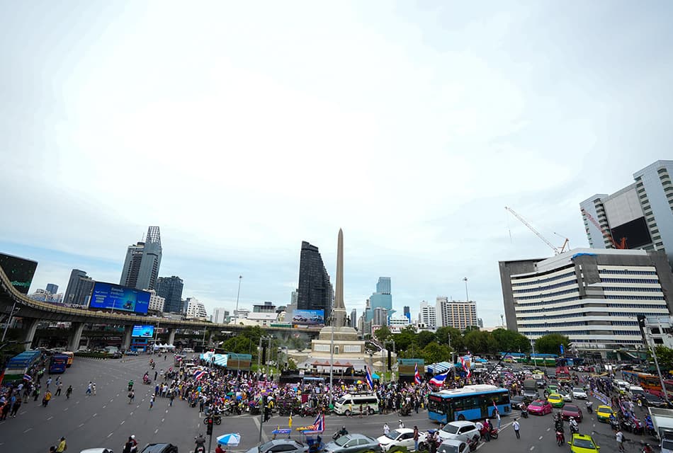 ‘ม็อบรวมพลัง’ เริ่มแล้ว! เข้าจับจองพื้นที่อนุสาวรีย์ชัยฯ