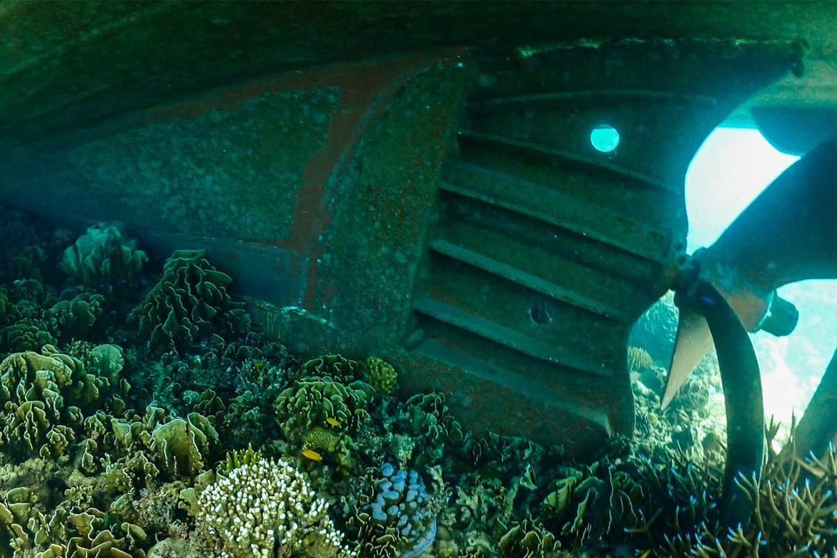 เรือบรรทุกสินค้าสัญชาติเมียนมา ชื่อ “MV.AYAR LINN” เกยตื้นบนแนวปะการังบริเวณอ่าวจาก อุทยานแห่งชาติหมู่เกาะสุรินทร์ จังหวัดพังงา