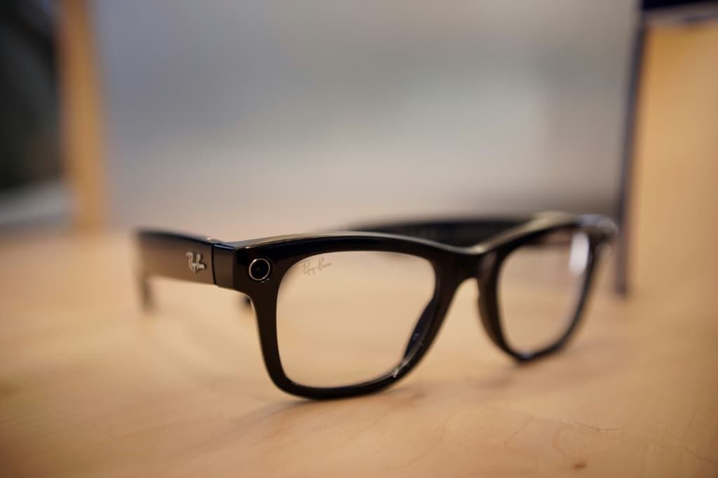 แว่นตา Ray Ban META AI ที่จัดแสดงในงาน Mobile World Congress ที่บาร์เซโลนาในเดือนมีนาคม แว่นตารุ่นนี้เป็นตัวเลือกยอดนิยมของเซลินา หลิว อินฟลูเอนเซอร์ด้านเทคโนโลยี ที่มีบัญชี Instagram ชื่อ "gptsavyy" ซึ่งมีผู้ติดตามมากกว่า 300,000 คน