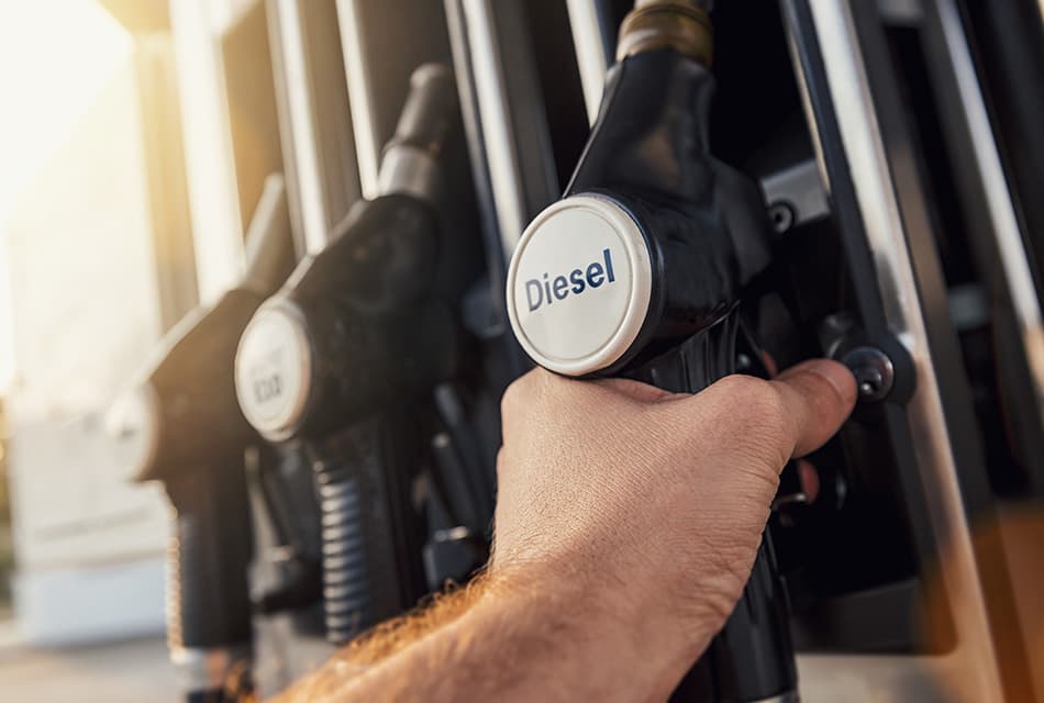 กบน.ตรึงดีเซล ลดเงินกองทุนสู้ราคาน้ำมันโลก