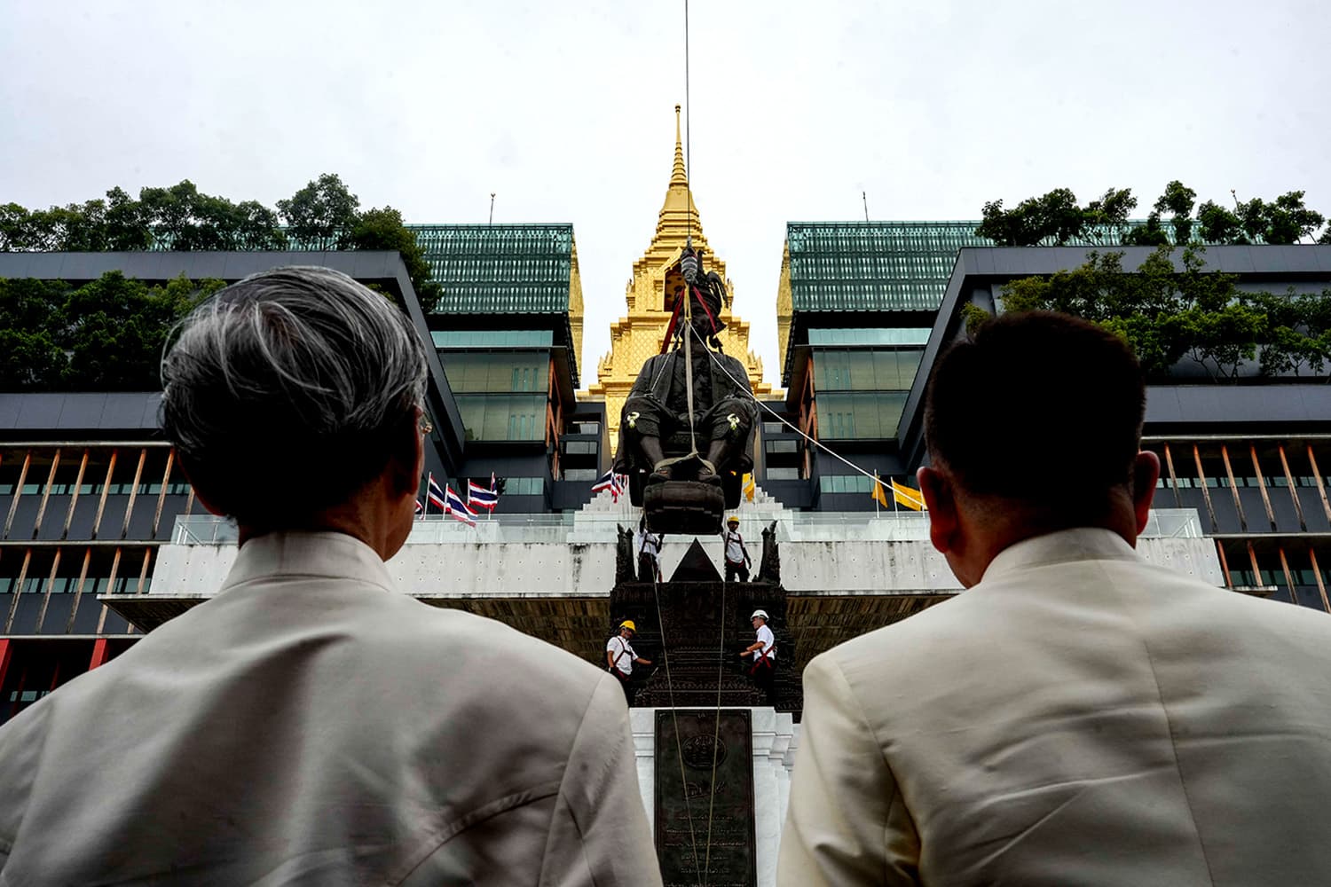 ‘รัฐสภา’ อัญเชิญ ‘พระบรมรูป ร.7 องค์ใหม่’