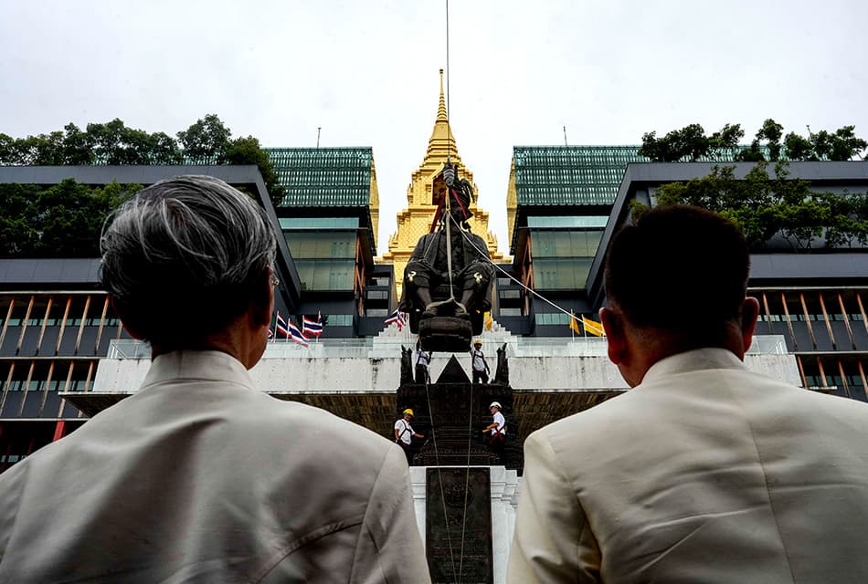 ‘รัฐสภา’ อัญเชิญ ‘พระบรมรูป ร.7 องค์ใหม่’