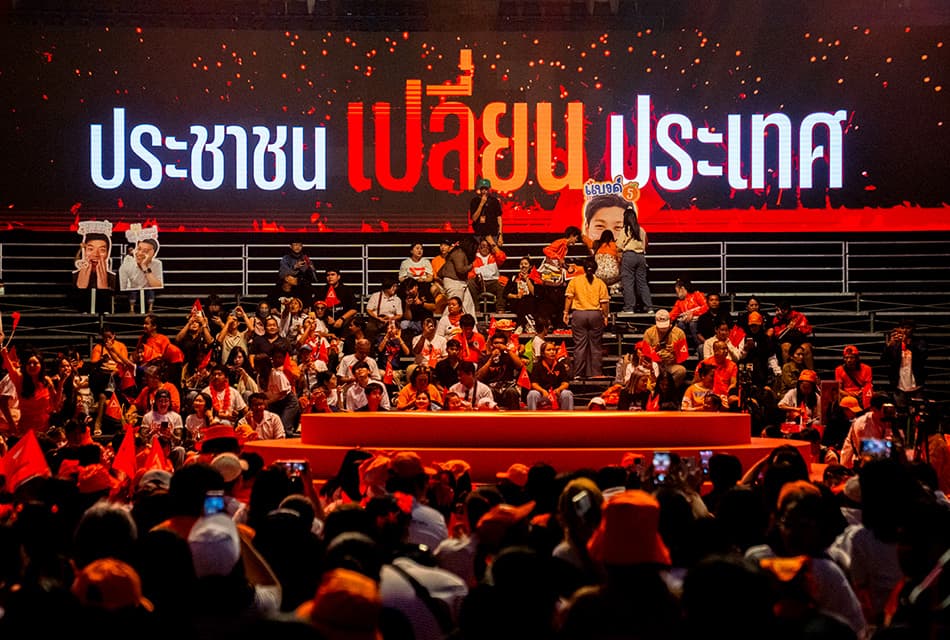 เริ่มแล้วปราศรัยใหญ่ส้ม! มวลชนล้นฮอล์ ช่วงแรก 'วิโรจน์-โรม-รักชนก' ซัดยับ