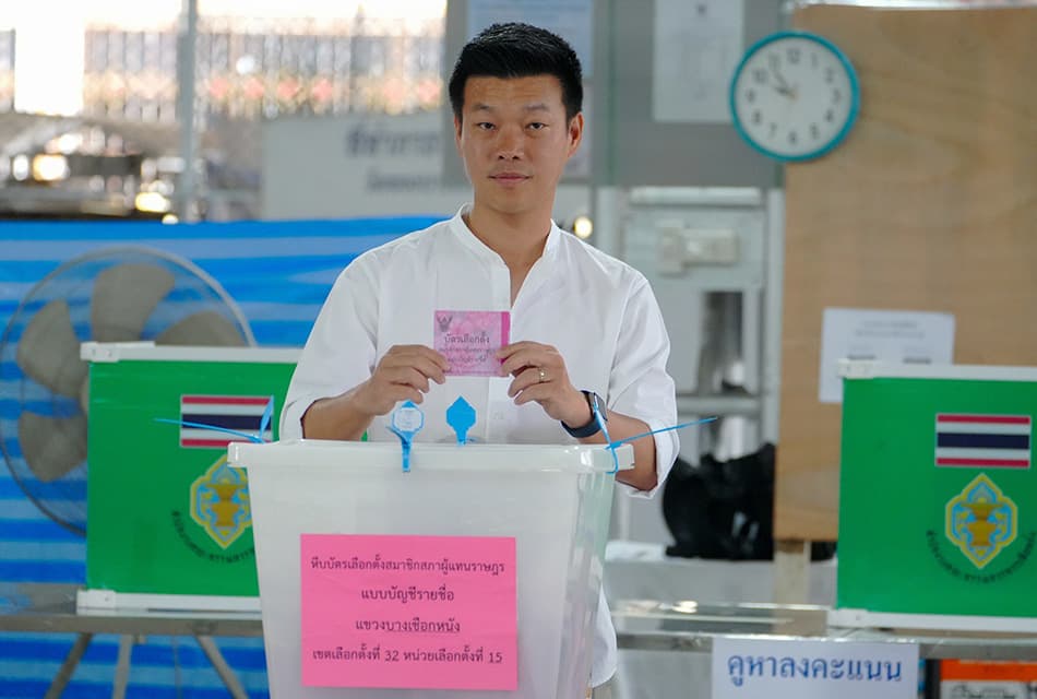 เท้ง' ถือฤกษ์ 09.46 มาใช้สิทธิ์ ถ่ายรูปร่วมครอบครัว