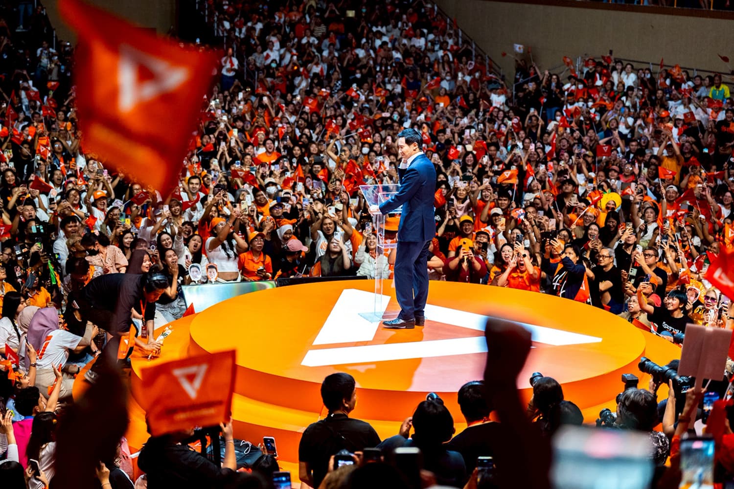 ‘ช่อ-ต๋อม-ธนาธร-พิธา’  รวมพลังสู้ชนชั้นนำ