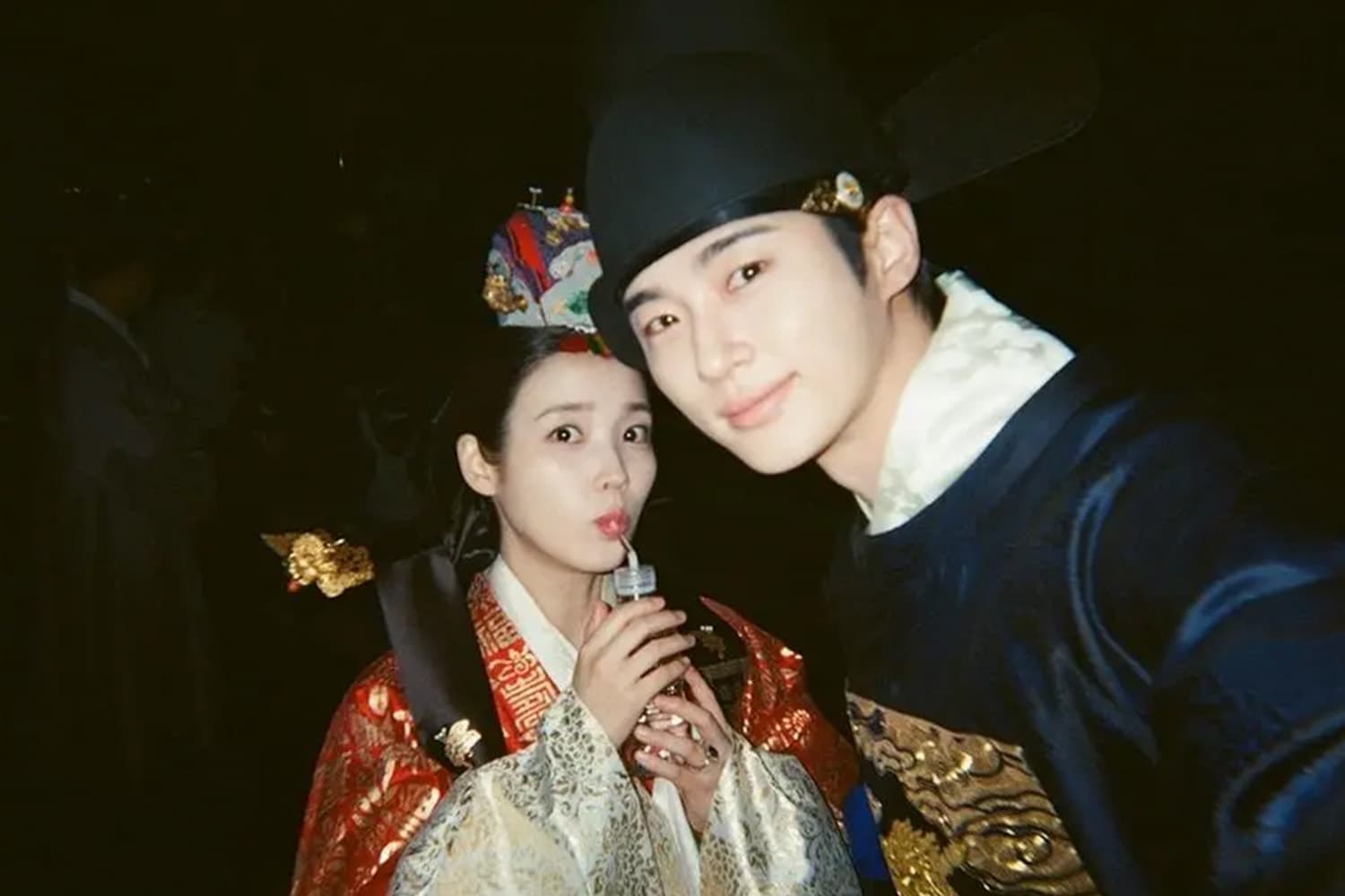 Perfect Crown ฮอตทั่วโลก! IU - บยอนอูซอก กวาดเรตติ้ง-ชาร์ตโลกพร้อมปล่อยภาพเบื้องหลังสุดอบอุ่น