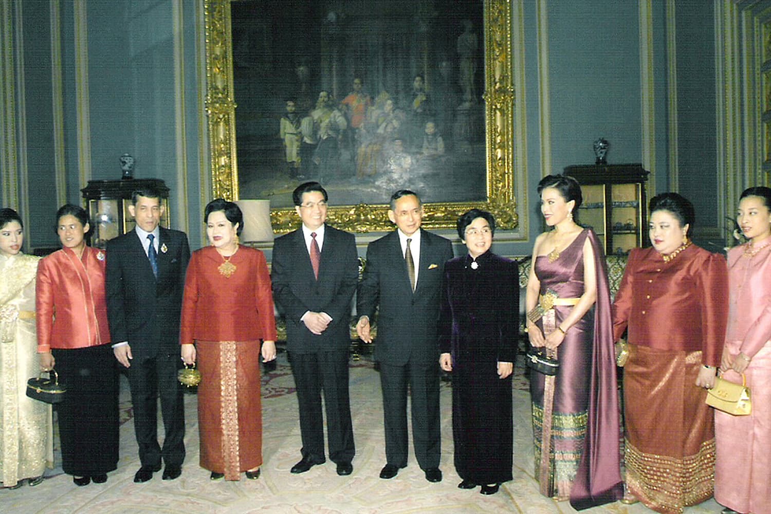 PhotoStory-พระบาทสมเด็จพระบรมชนกาธิเบศร มหาภูมิพลอดุลยเดชมหาราช บรมนาถบพิตร (คนที่ 5 จากขวา), สมเด็จพระนางเจ้าสิริกิติ์ พระบรมราชินีนาถ พระบรมราชชนนีพันปีหลวง (คนที่ 7 จากขวา) และสมาชิกราชวงศ์ไทยทรงฉายพระฉายาลักษณ์ร่วมกับประธานาธิบดีหู จิ่นเทา ของจีน (คนที่ 6 จากขวา) และหลิว หย่งชิง อดีตสุภาพสตรีหมายเลขหนึ่งของหู จิ่นเทา (คนที่ 4 จากขวา) ระหว่างการเยือนกรุงเทพมหานครอย่างเป็นทางการ เมื่อวันที่ 17 ตุลาคม 2003 (Photo by ROYAL PALACE / AFP) 