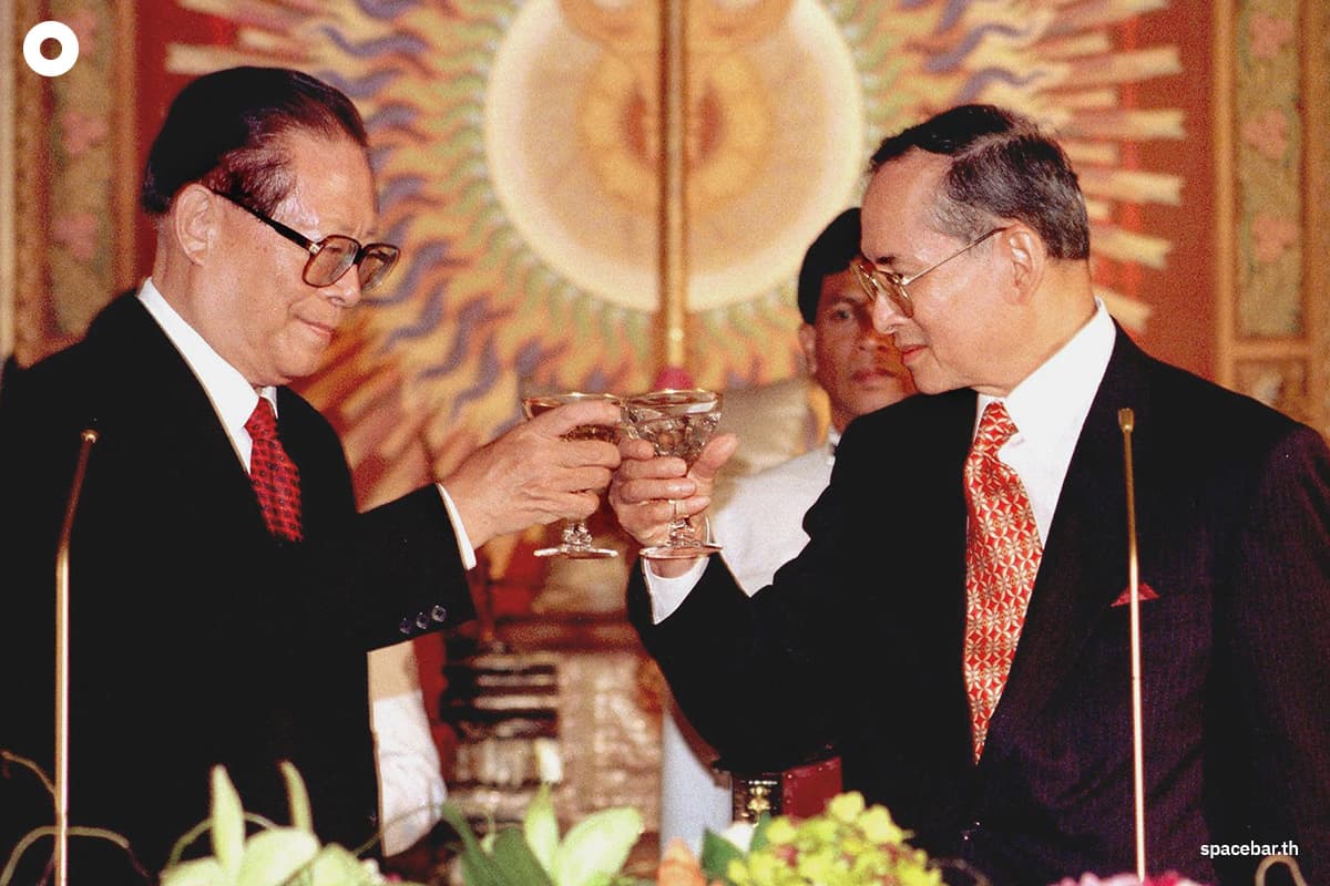 PhotoStory-   พระบาทสมเด็จพระบรมชนกาธิเบศร มหาภูมิพลอดุลยเดชมหาราช บรมนาถบพิตร (ขวา) และประธานาธิบดีเจียง เจ๋อหมิน ของจีน (ซ้าย) ณ พระบรมมหาราชวังในกรุงเทพมหานคร เมื่อวันที่ 2 กันยายน 1999 (Photo by POOL / AFP) 