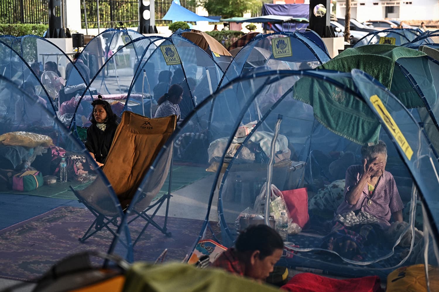PhotoStory-   พลเรือนชาวไทยที่ศูนย์พักพิงชั่วคราวในจังหวัดสระแก้ว ประเทศไทย เมื่อวันที่ 10 ธันวาคม 2025 (Photo by LILLIAN SUWANRUMPHA / AFP) 