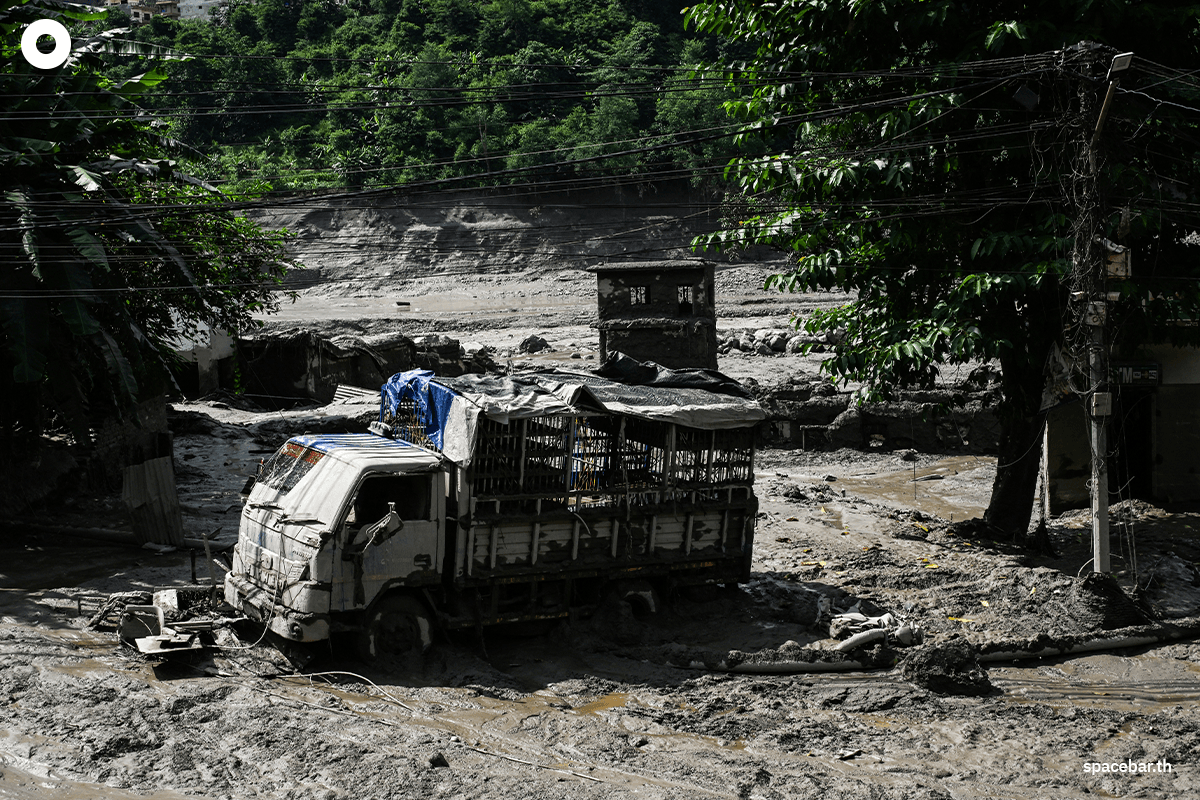 PhotoStory-ภาพถ่ายเมื่อวันที่ 26 สิงหาคม 2026 แสดงให้เห็นรถบรรทุกและอาคารบางส่วนจมอยู่ใต้โคลนหลังเกิดน้ำท่วมฉับพลันและดินถล่มในตรีศุลีบาซาร์ เขตนูวาโกตของเนปาล Photo by PRAKASH MATHEMA / AFP