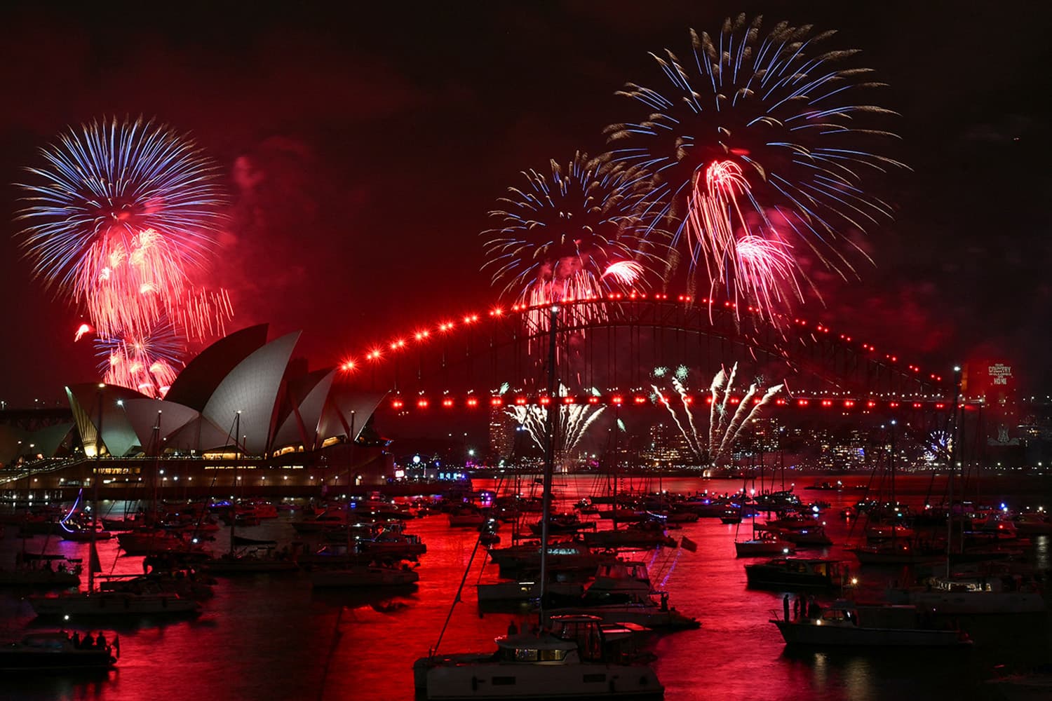 PhotoStory-การแสดงพลุ “family fireworks” ที่โรงโอเปราและสะพานซิดนีย์ฮาร์เบอร์ 3 ชั่วโมงก่อนการแสดงหลักในเวลาเที่ยงคืนของวันส่งท้ายปีเก่าต้อนรับปีใหม่ที่ซิดนีย์ ของออสเตรเลีย (Photo by Saeed KHAN / AFP)