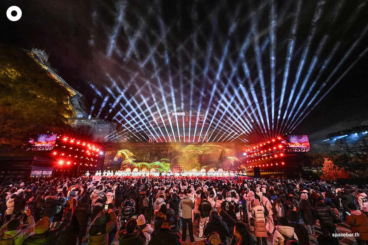 PhotoStory-นักเต้นแสดงบนเวทีขณะที่ผู้คนเฉลิมฉลองปีใหม่ 2026 ที่กำแพงเมืองจีนจูยงกวน ในกรุงปักกิ่ง เมื่อวันที่ 1 มกราคม 2026 (Photo by ADEK BERRY / AFP)