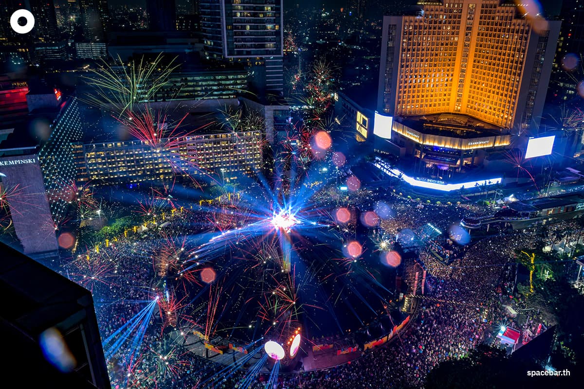 PhotoStory-พลุไฟส่องสว่างท้องฟ้ายามเที่ยงคืนระหว่างการเฉลิมฉลองวันปีใหม่ 2026 ในกรุงจาการ์ตาของอินโดนีเซีย เมื่อวันที่ 1 มกราคม 2026 (Photo by BAY ISMOYO / AFP)