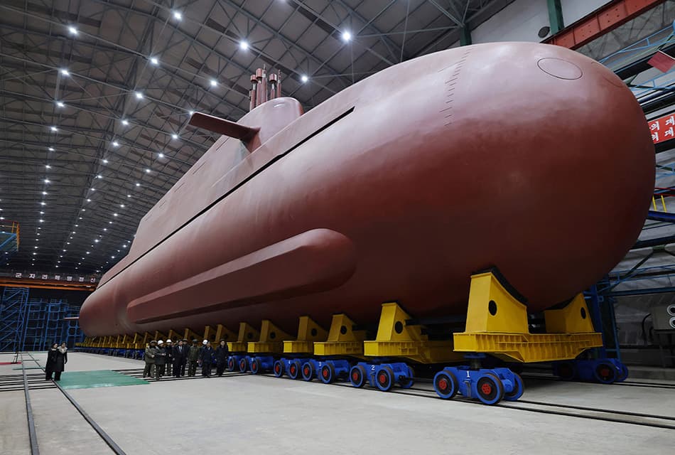 Photo Story : คิม จองอึน เยี่ยมชมการก่อสร้าง ‘เรือดำน้ำพลังงานนิวเคลียร์’ ลำแรกของประเทศ