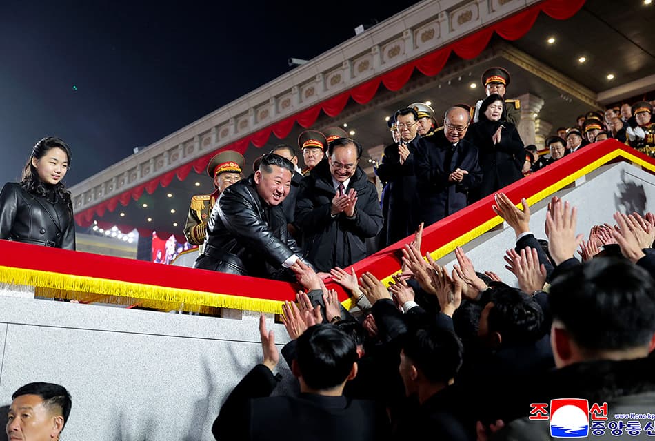 Photo Story : เกาหลีเหนือจัดพิธีสวนสนามทหารปิดฉากประชุมพรรคแรงงานครั้งที่ 9 ย้ำมุ่งขยายคลังนิวเคลียร์