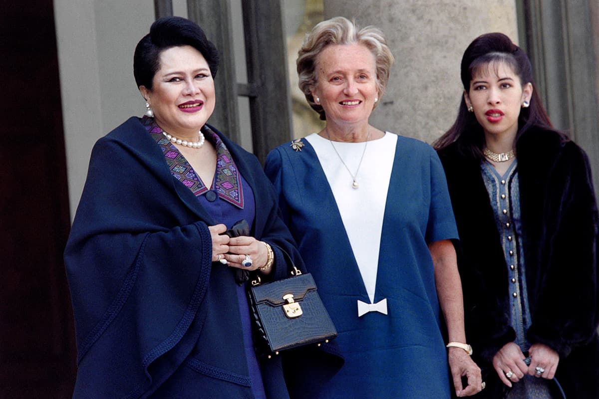 PhotoStory-   สมเด็จพระนางเจ้าสิริกิติ์ พระบรมราชินีนาถ พระบรมราชชนนีพันปีหลวง (ซ้าย), แบร์นาแด็ต ชีรัก อดีตสุภาพสตรีหมายเลขหนึ่งของฝรั่งเศส (กลาง), และสมเด็จเจ้าฟ้าฯ กรมพระศรีสวางควัฒน วรขัตติยราชนารี (ขวา) ณ พระราชวังเอลิเซ่ กรุงปารีส เมื่อวันที่ 14 เมษายน 1997 