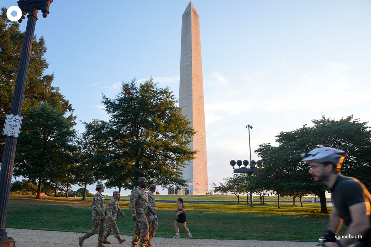 เจ้าหน้าที่กองกำลังป้องกันชาติเดินตรวจตราพื้นที่รอบๆ บริเวณ National Mall ในกรุงวอชิงตันดี.ซี. Photo by Kayla Bartkowski / GETTY IMAGES NORTH AMERICA / Getty Images via AFP