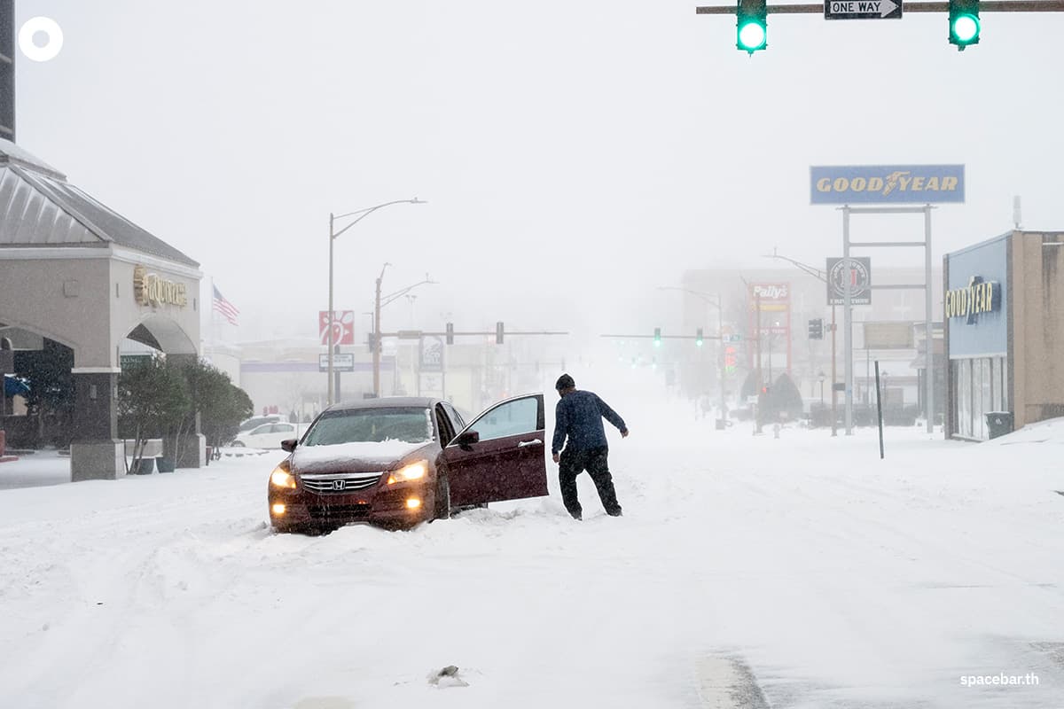 รถยนต์ของชายคนหนึ่งติดอยู่ในหิมะในเมืองลิตเติลร็อก รัฐอาร์คันซอ (Photo by Will Newton / GETTY IMAGES NORTH AMERICA / Getty Images via AFP)