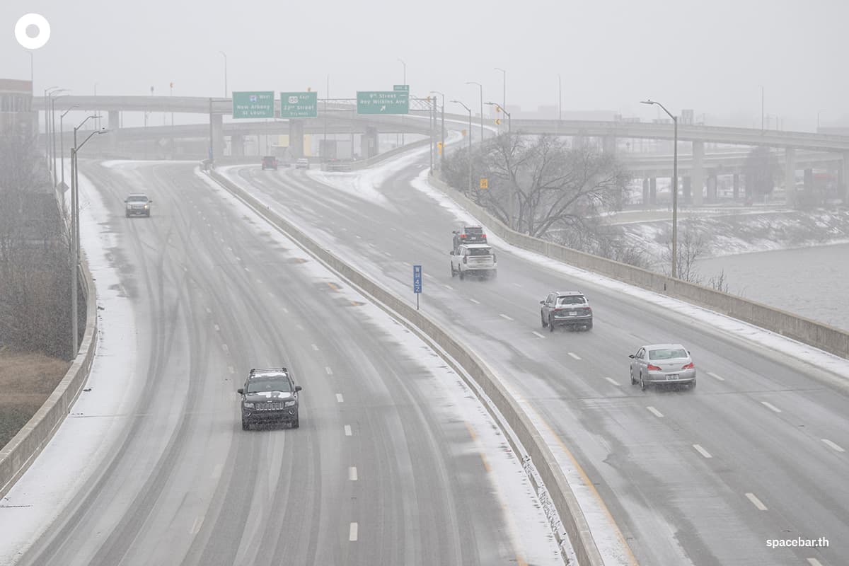 ยานพาหนะบนทางหลวงระหว่างรัฐขณะที่สภาพอากาศมีหิมะตกในเมืองลุยส์วิลล์ รัฐเคนทักกี (Photo by Jon Cherry / GETTY IMAGES NORTH AMERICA / Getty Images via AFP)