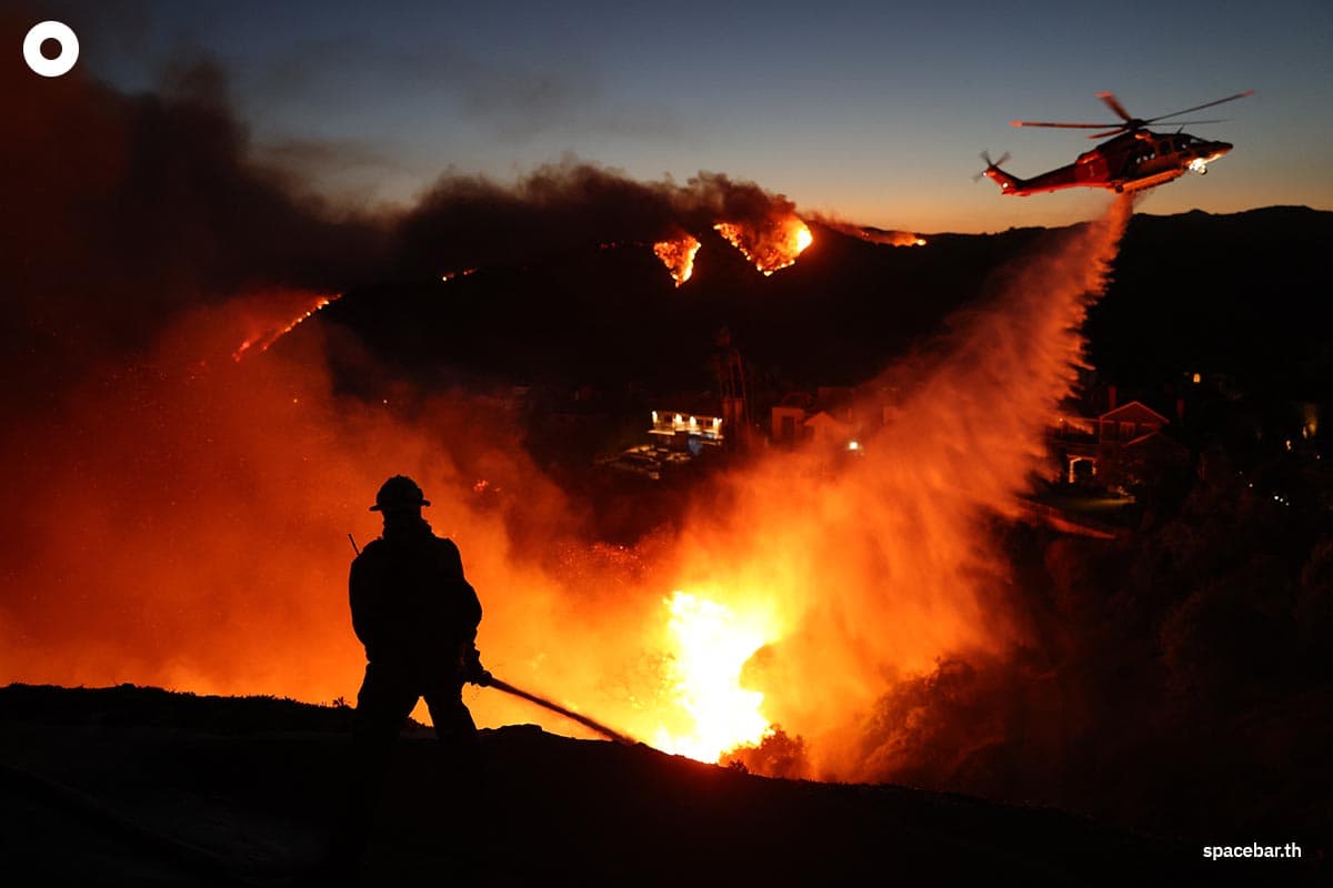 photo_story_wildfire_los_angeles_california_SPACEBAR_Photo02_2be7ef4815.jpg