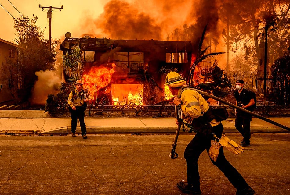 photo_story_wildfire_los_angeles_california_SPACEBAR_Thumbnail_8216ef62dc.jpg