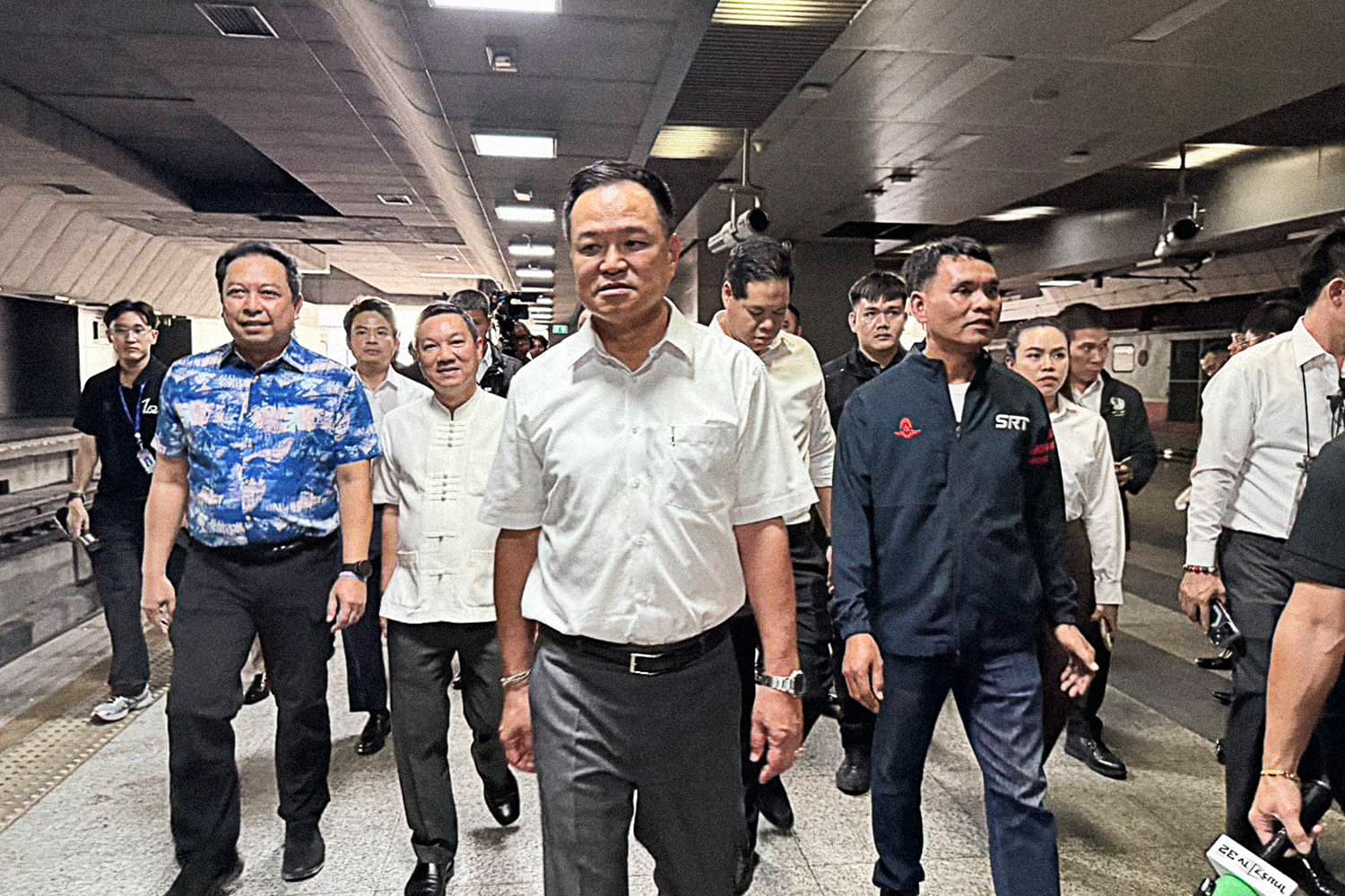 ‘อนุทิน’ เดินสายส่งประชาชนกลับบ้านสงกรานต์