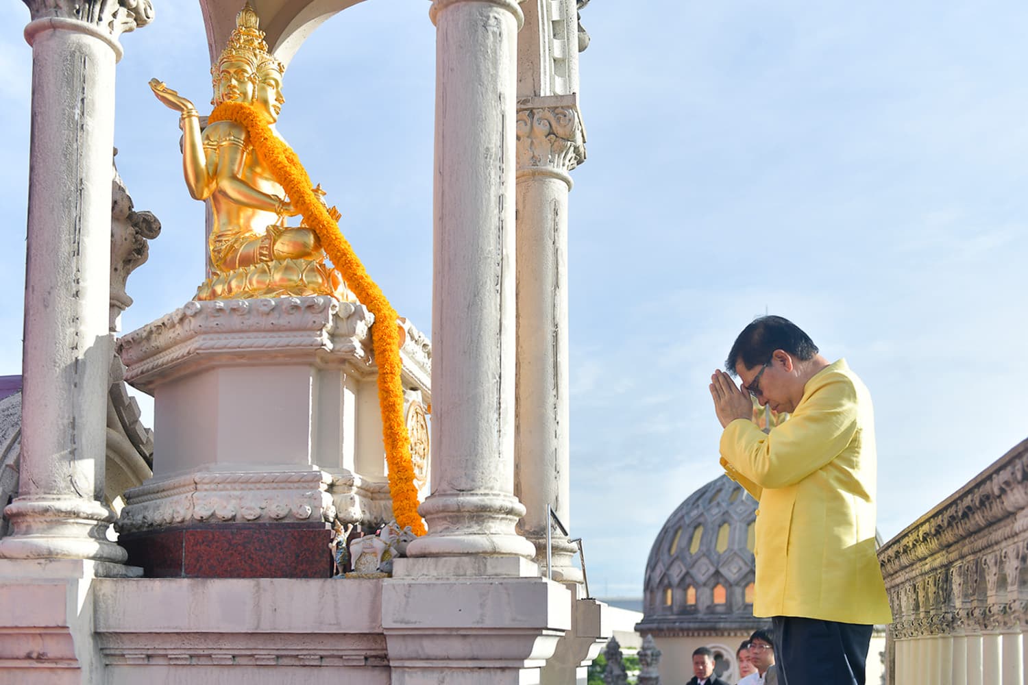 ‘สันติ ปิยะทัต’ เข้าทำเนียบสักการะสิ่งศักดิ์สิทธิ์ ปัดตอบนโยบายปราบบุหรี่ไฟฟ้า