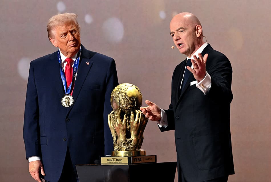ทรัมป์ยิ้มไม่หุบ! ประธานฟีฟ่ามอบ ‘รางวัลสันติภาพ’ ยกย่องเป็นผู้นำที่ห่วงใยประชาชน