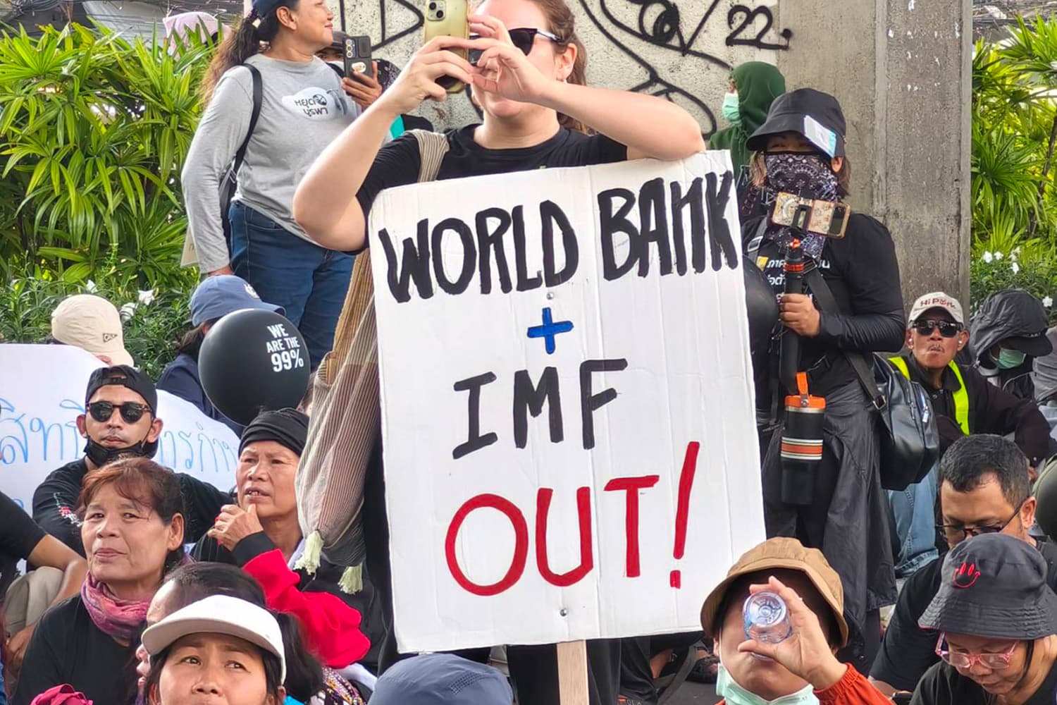 เดือด! ม็อบต้าน ‘ธนาคารโลก-IMF’ ปะทะตำรวจ ก่อนชูป้าย ‘หยุดทุนล้างโลก’