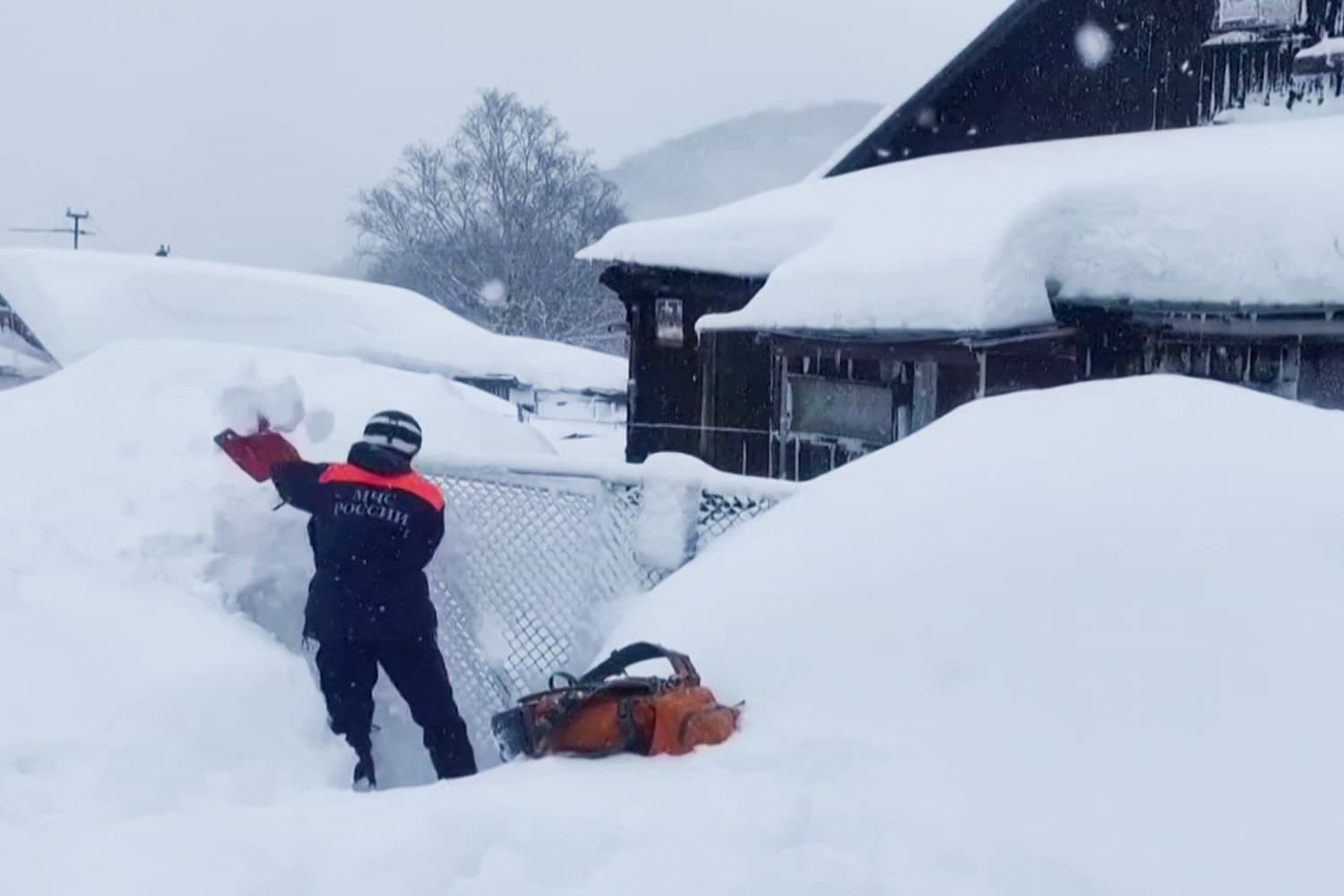 คาบสมุทรคัมชัตกาของรัสเซียเจอหนาวสุดขั้ว หิมะตกหนักสุดในรอบ 60 ปีต้องปีนหน้าต่างออกจากบ้าน