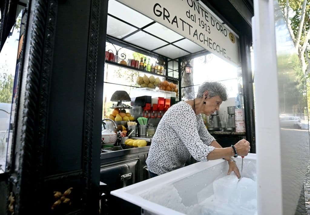 ชาวโรมหันมาทาน 'กราตตาเคกกา' น้ำแข็งไสดั้งเดิมสู้อากาศร้อน