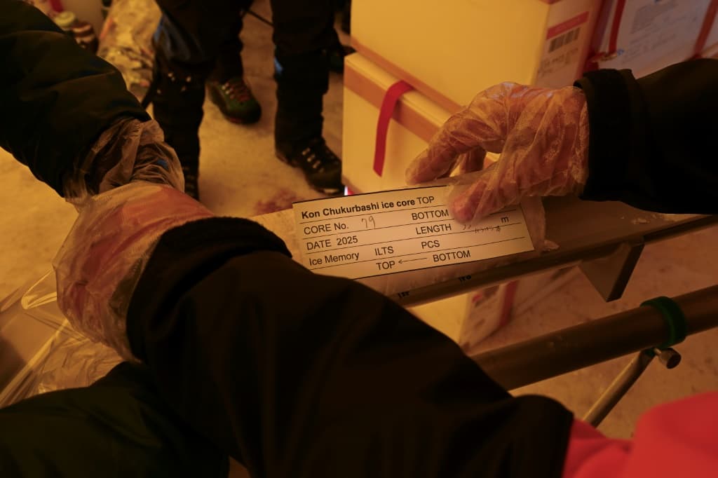 ส่วนหนึ่งของตัวอย่างแกนน้ำแข็งที่เก็บได้