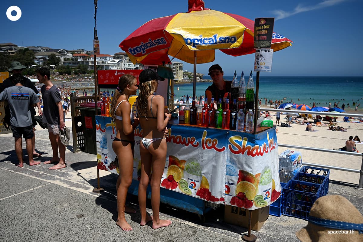 นักท่องเที่ยวที่หาดบอนไดท่ามกลางอากาศร้อนจัดเมื่อวันที่ 28 ธันวาคม 2018 (Photo by PETER PARKS / AFP)