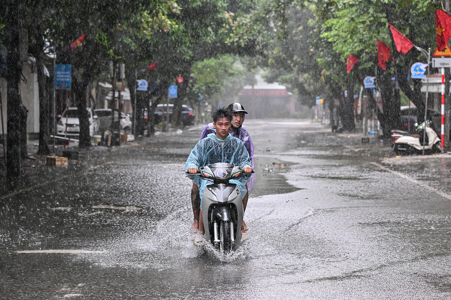 เวียดนามเตือนฝนตกหนักจากพายุตาปะห์ที่กำลังเคลื่อนออกจากฮ่องกง