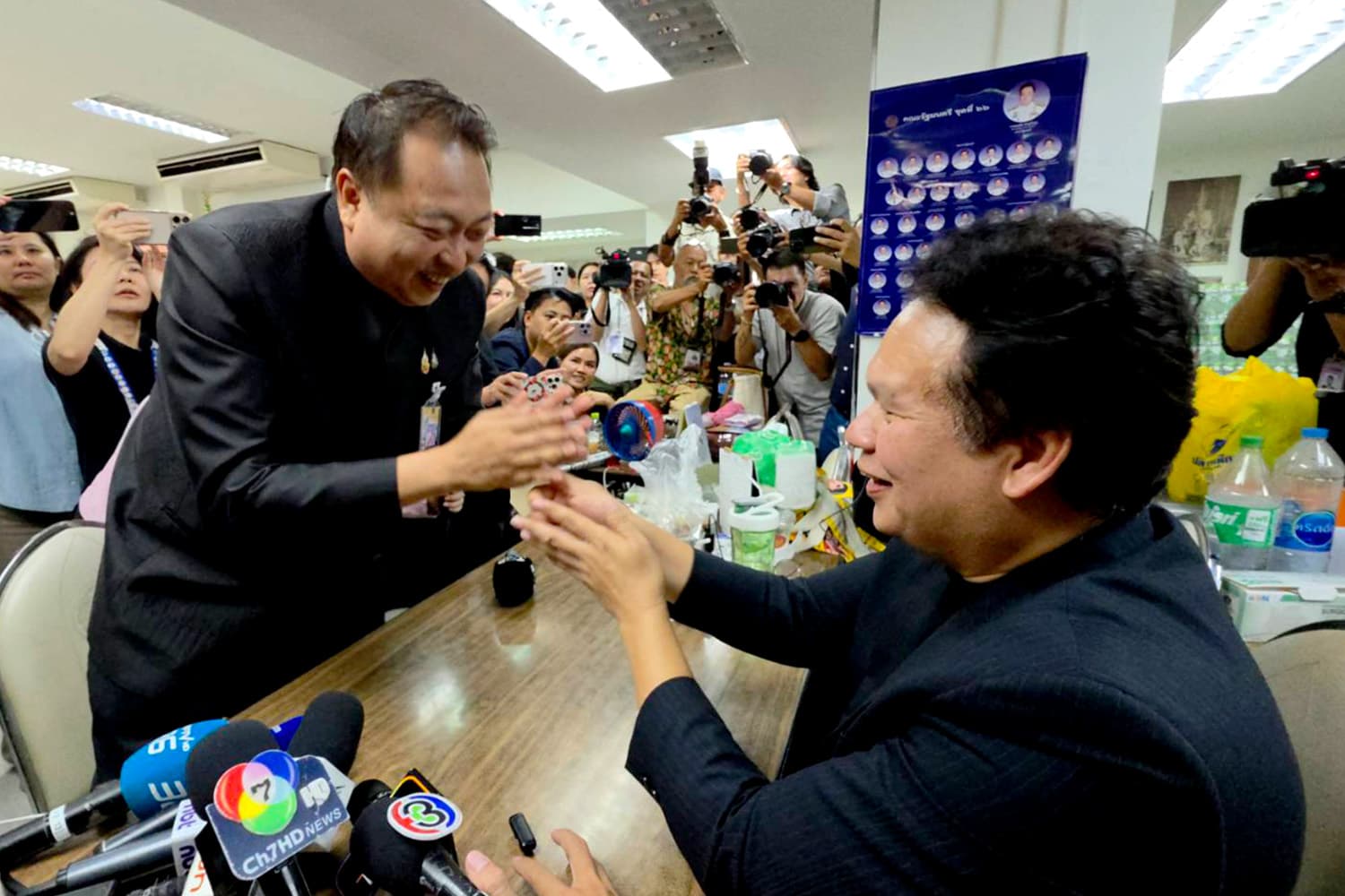 ‘สุชาติ’ เดินชนไหล่นักข่าว ก่อนเข้าขอโทษ รับ เจอเรื่องนี้เฟลเหมือนกัน